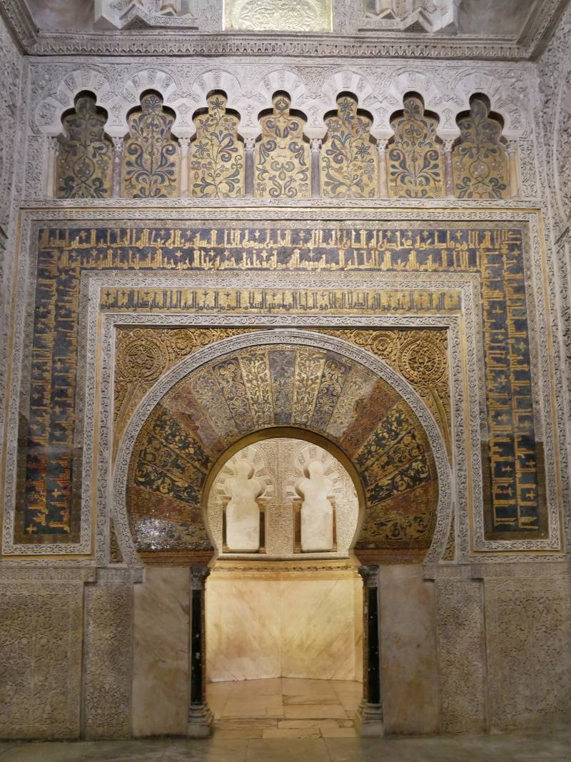 Mihrb vyzdoben poda byzantskej tradcie, na konci asti Al-Hakam II.
