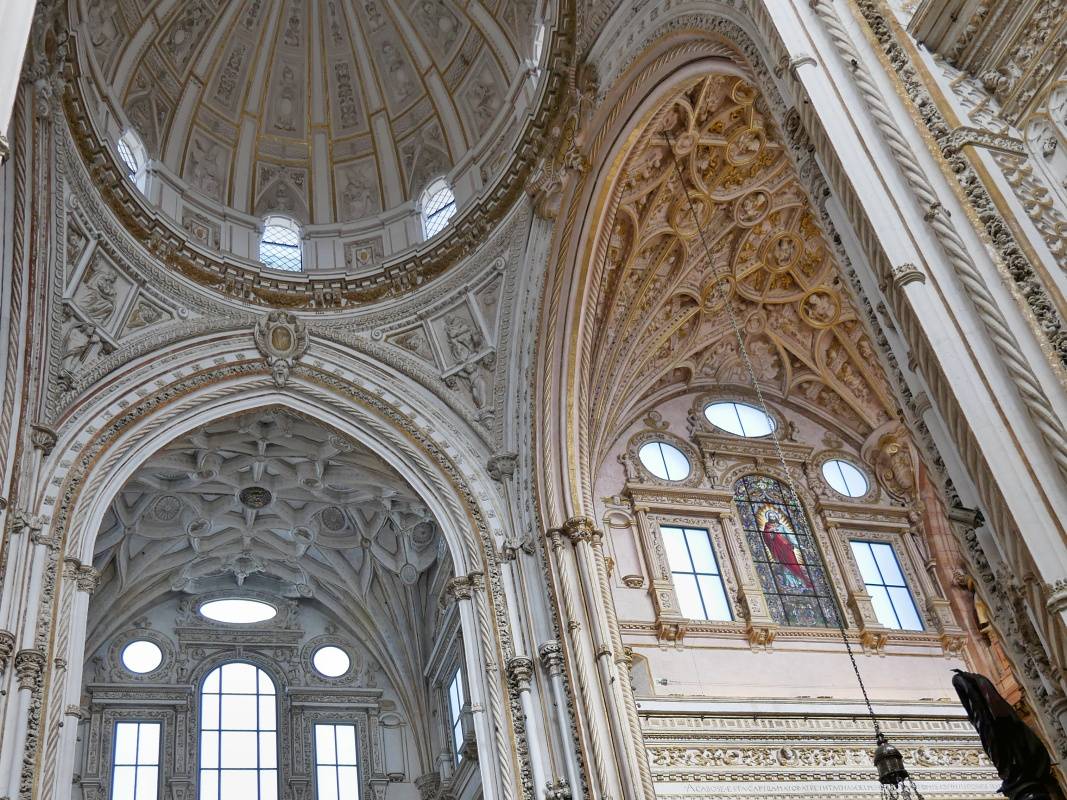 Ndhern gotick strop, vpravo bude hlavn oltr