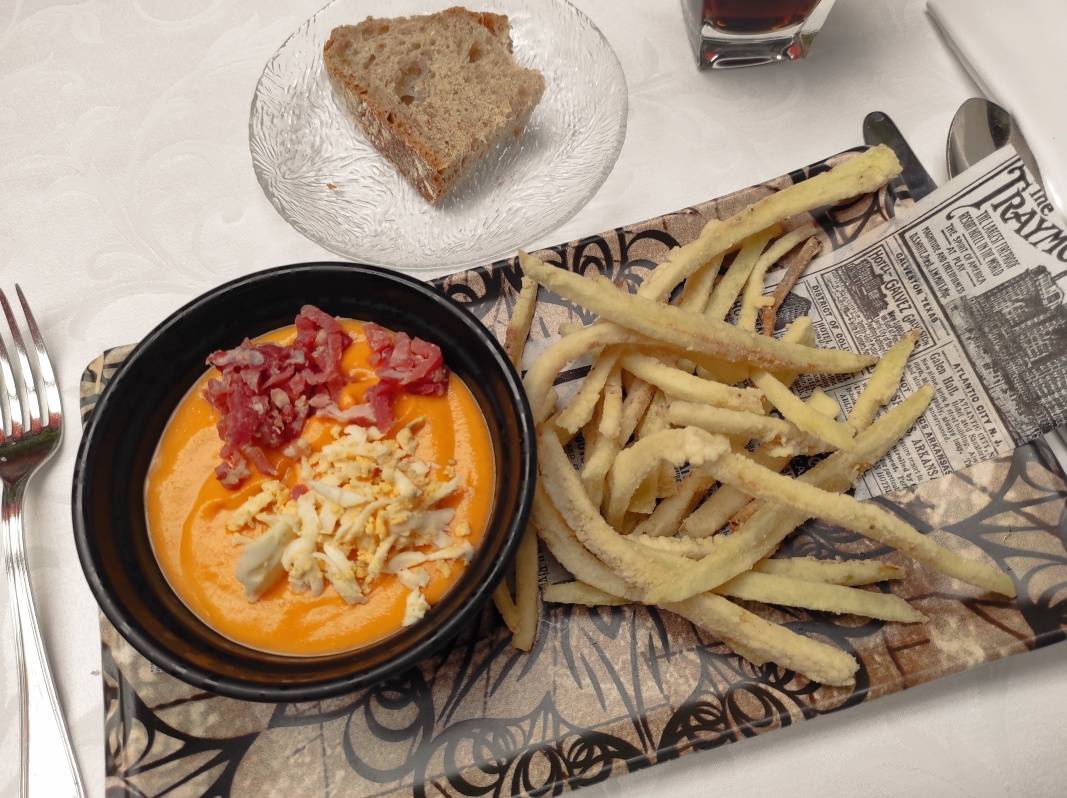 Retaurcii Puerta de Sevilla - salmorejo (krm z paradajok zahusten chlebom, zdoben vajcom a unkou) s baklanovmi hranolkami