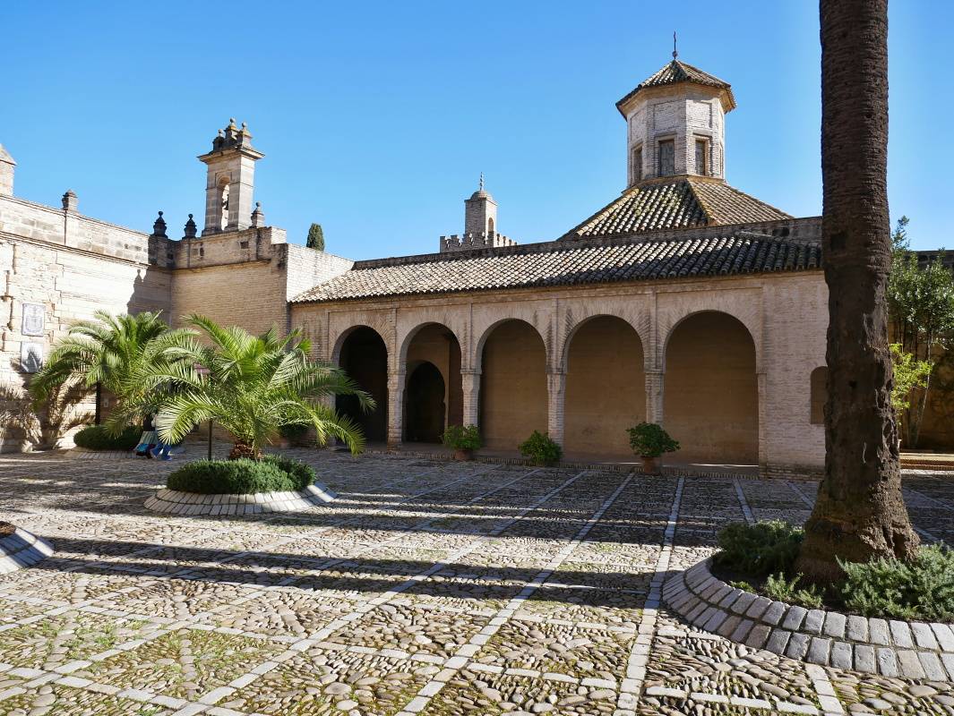 Alcazar - Patio de Armas a budova Meity