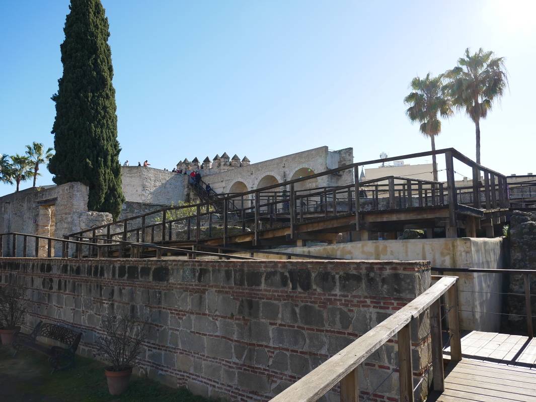 Alcazar - prechod do Arabskch kpeov, archeologickej zny a Vei nad ponou brnou (Torre de la Puerta del Campo)