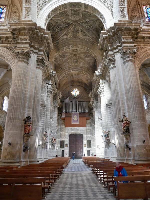 Katedrla v Jerezi - pohad sp od hlavnho oltru