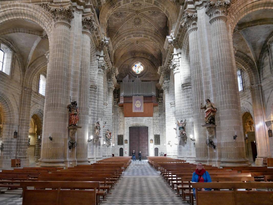 Katedrla v Jerezi - pohad sp od hlavnho oltru