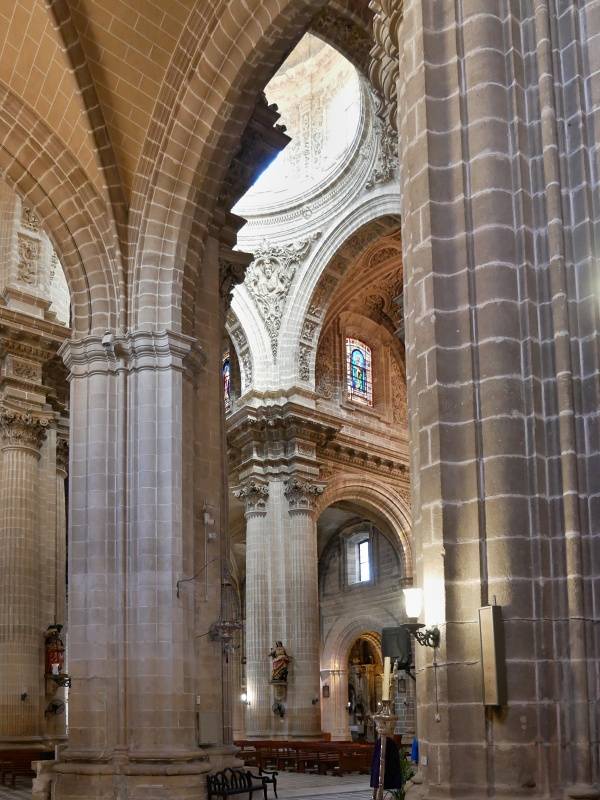 Katedrla v Jerezi - vchdzam za hlavn oltr a pohad sp ma uchvti