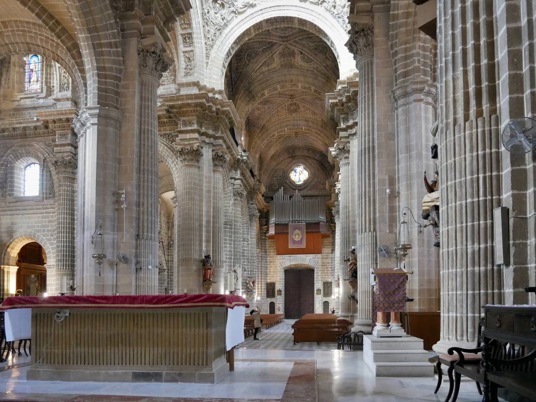 Katedrla v Jerezi - pohad spoza hl. oltra ku vstupu