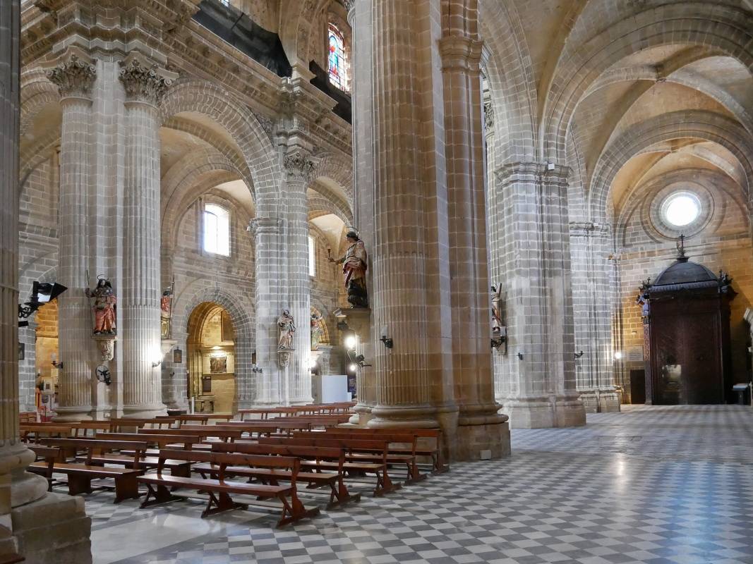 Katedrla v Jerezi - les mohutnch kamennch spov (od boku hl. oltra)