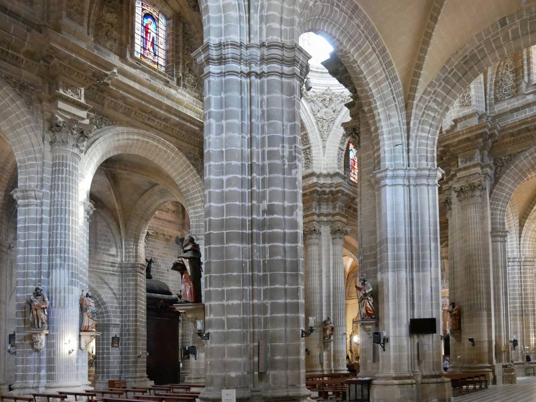 Katedrla v Jerezi - les mohutnch kamennch spov (od vstupu)