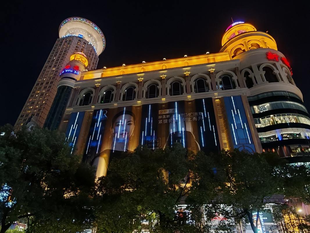 Vychádzame z podzemia východom na Beijing Rd.