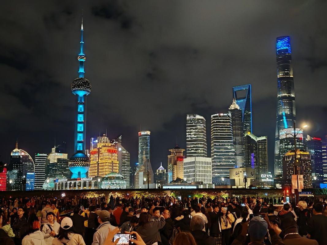 19:40, Ikonická panoráma Šanghaja - štvrť Pudong (Pchu-tung, ako letisko)