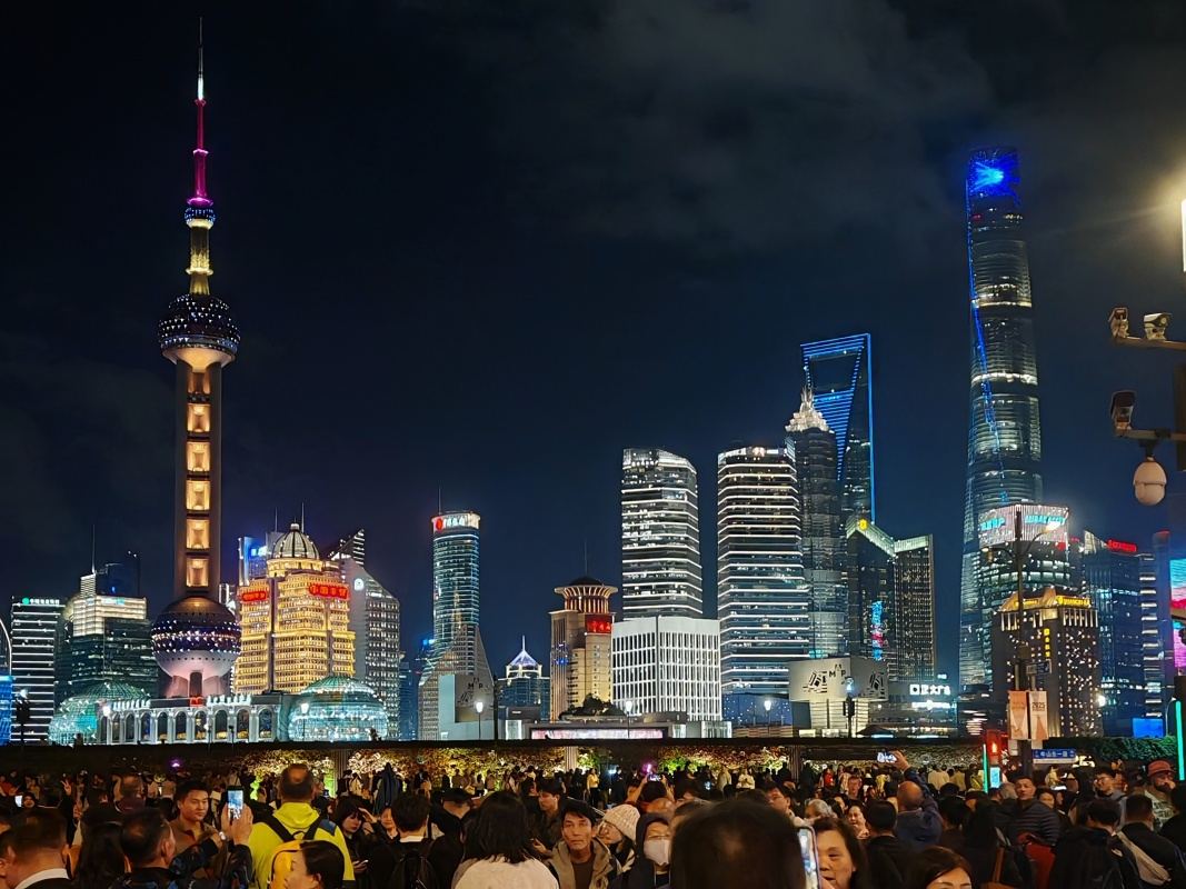 Pudong, farby Oriental Pearl Tower sa menia a chcem ich všetky :D