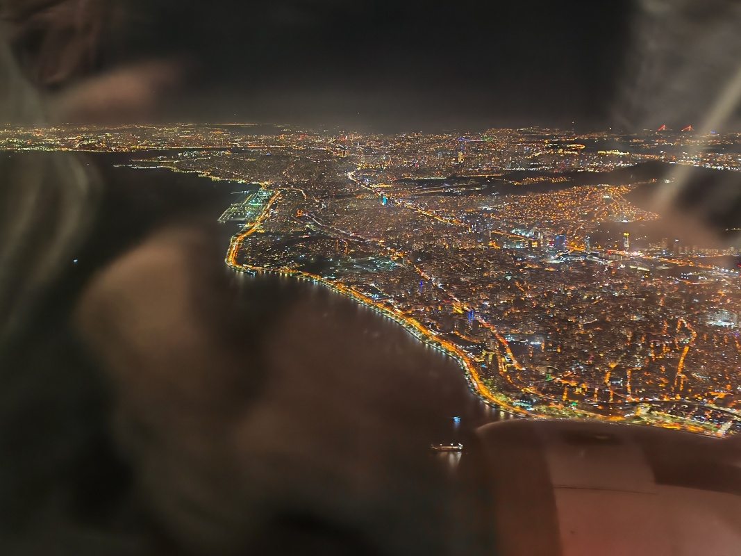 21:25 (doma 19:25), odlietame z Istanbulu