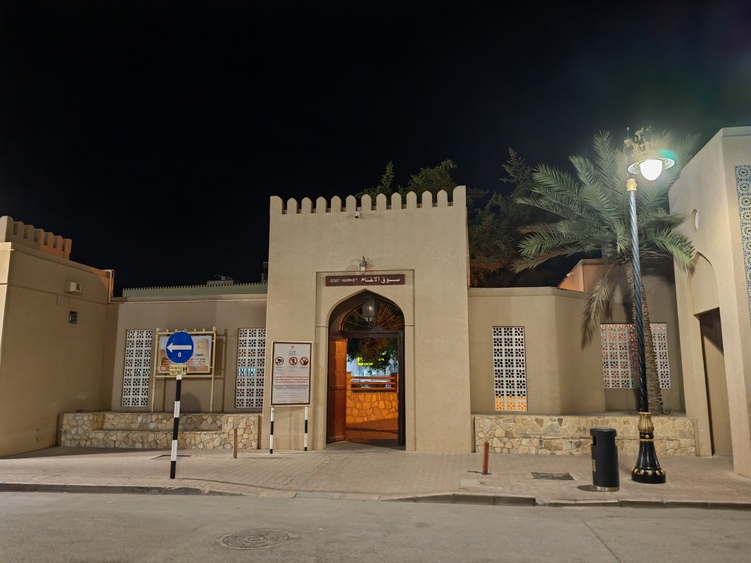 Historická Nizwa, kozí trh