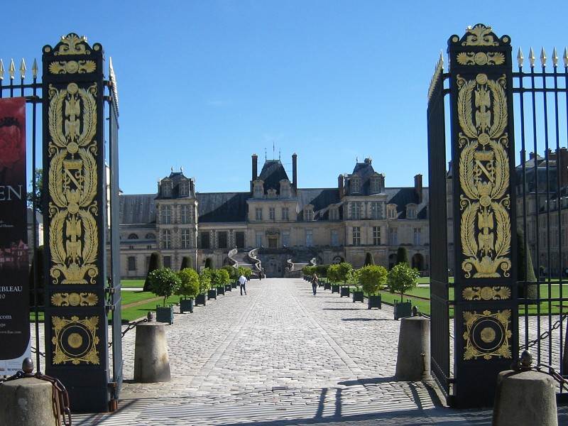 Zámok Fontainebleau vstup - Napoleónove N :)