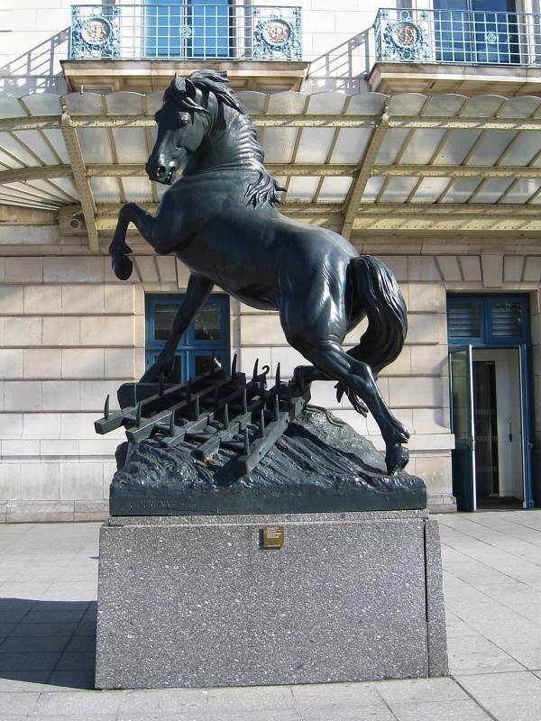 Kôň pred Musée d'Orsay