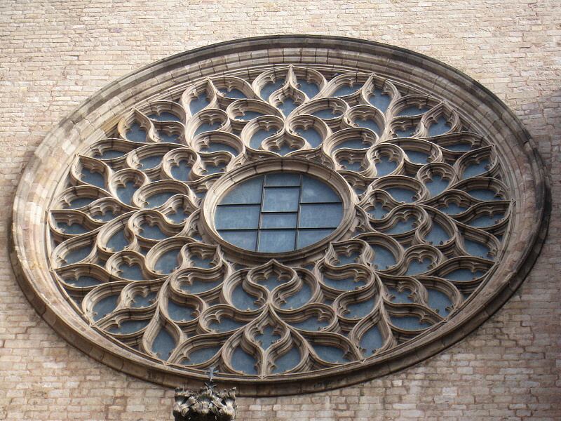 Santa Maria del Mar - rozetové okno nad vstupom