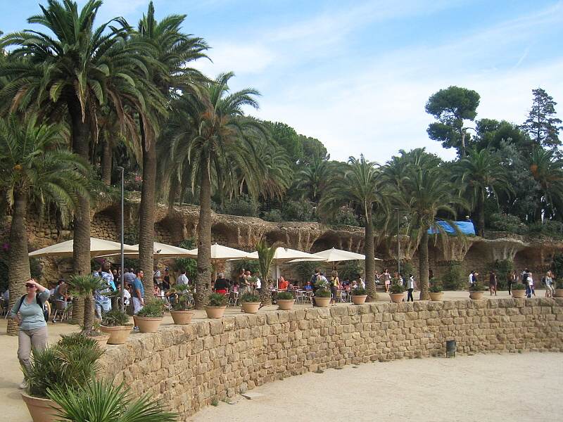 Park Güell - reštaurácia nad schodišťom<