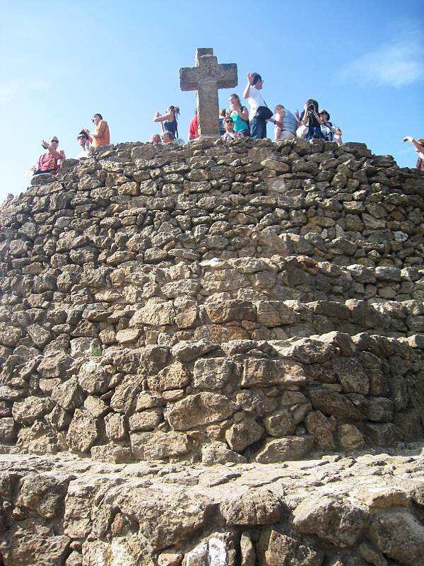 Pyramída s krížom