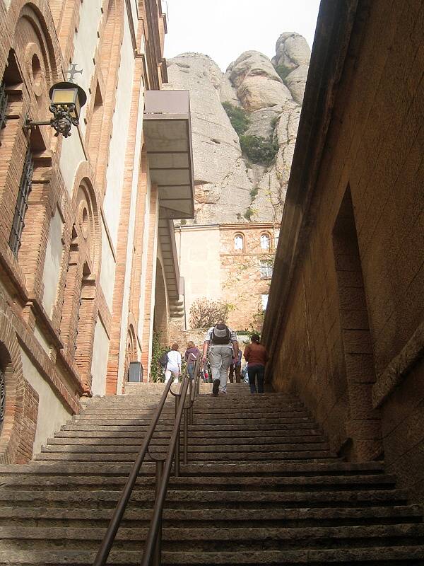 Montserrat Monastery - schody na námestie