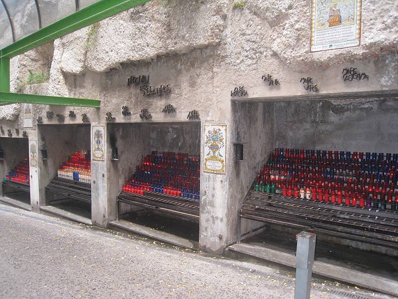 Cesta od Čiernej Madony - umelé jaskynky so sviečkami