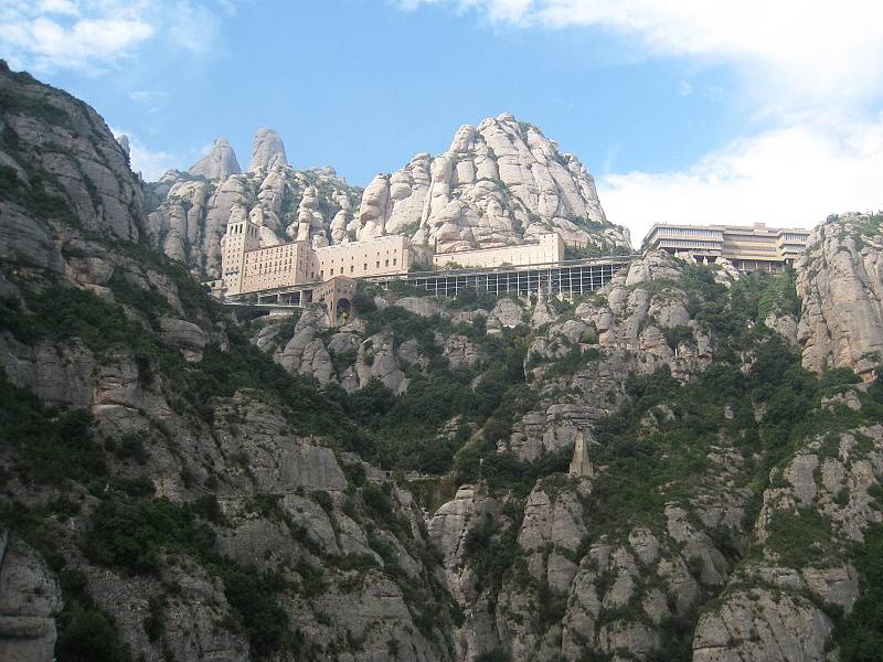 Cesta k Svätej jaskyni (Santa Cova) - pohľad zdola na Montserrat Monastery