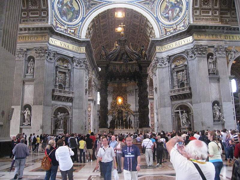 Bazilika sv. Petra - Berniniho baldachýn nad hrobkou sv. Petra