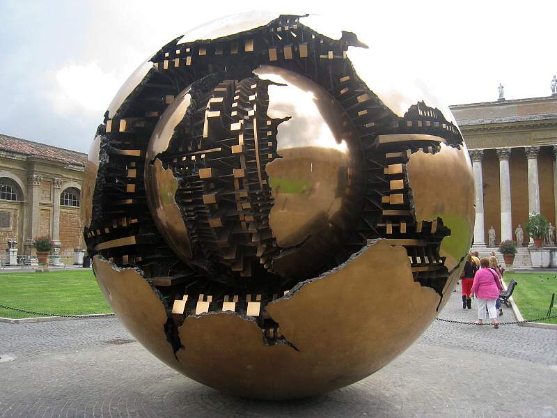 Vatikánske múzeá - Sphere Within Sphere od Pomodoro na nádvorí Cortile della Pigna