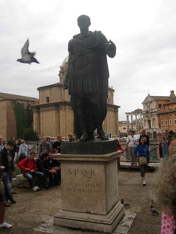 Caesar pred Caesarovým fórom