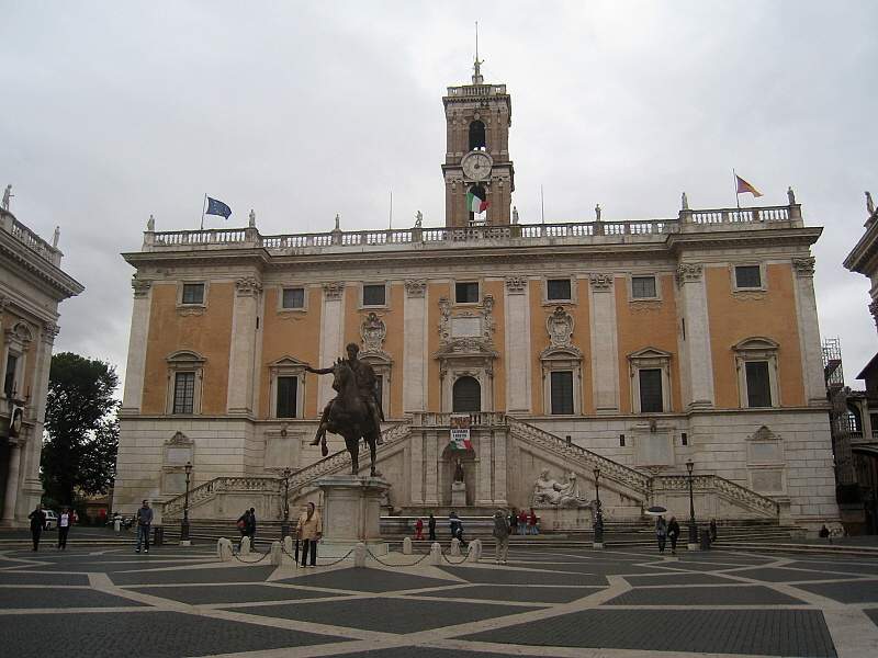 Piazza de Campidoglio – Kapitolské námestie s pohľadom na fasádu Palazzo Senatorio