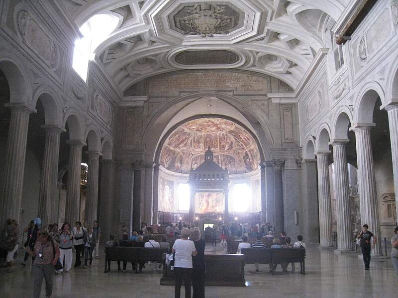 Bazilika Sv.Petra v okovách (San Pietro in Vincoli) - pohľad od vstupu