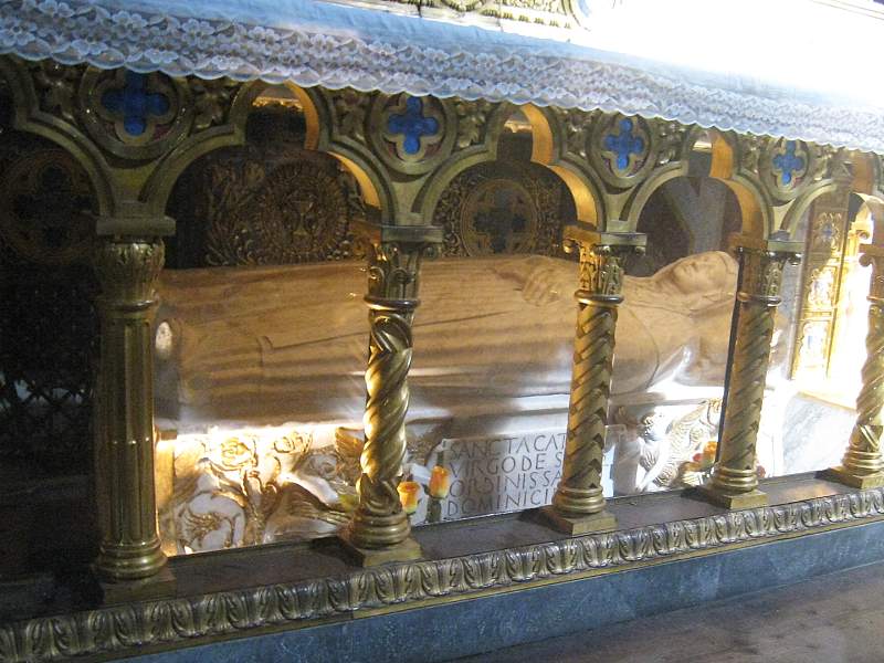 Santa Maria Sopra Minerva - sarkofág s telom sv. Kataríny Sienskej