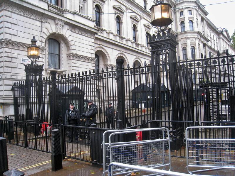 Vchod na Downing Street, dobre strážený