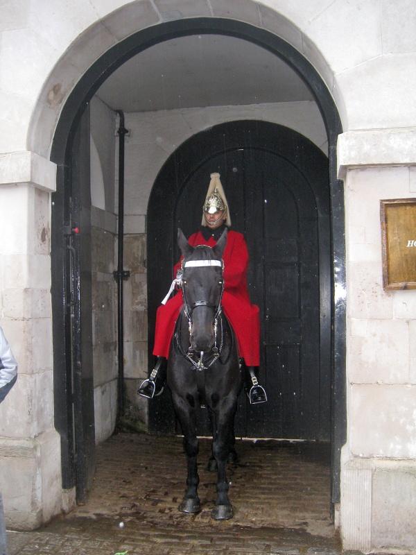Vchod do budovy Horse Parade z Whitehall ... neverila som, že kôň je živý, ale bol :)