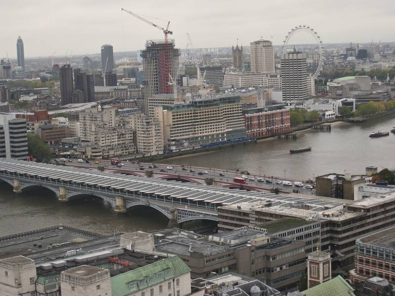 st. Paul Cathedral - výhľad zo Zlatej galérie na London Eye