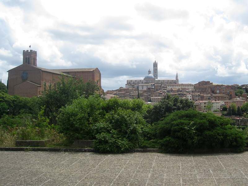 Siena - vľavo kostol sv. Dominika, vzadu Sienská katedrála