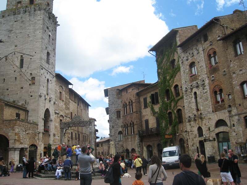 San Gimignano - námestie so studňou
