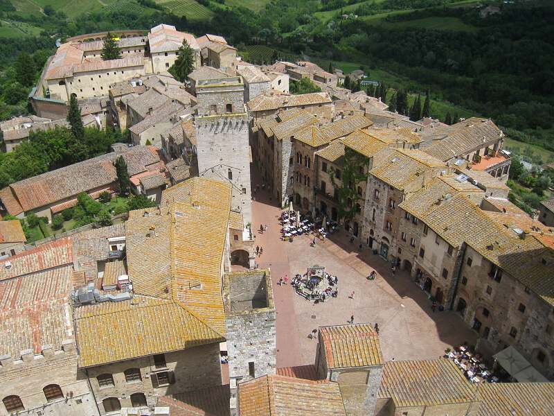 San Gimignano - pohľad z veže na Piazza della Cisterna