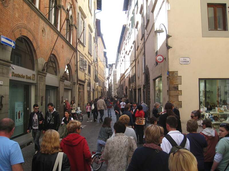 Lucca - ruch na ulici