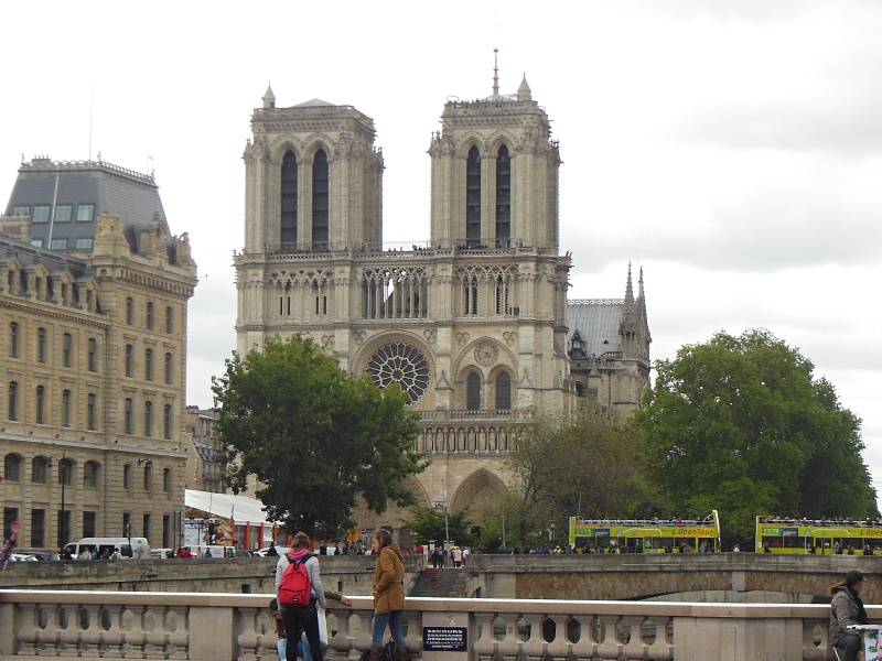 Prvý pohľad na katedrálu Notre Dame od Seiny
