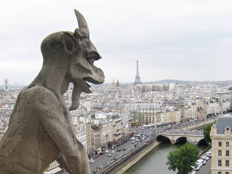 Notre Dame - výhľad z Galérie Chimér - Eiffelovka s chimérou :)