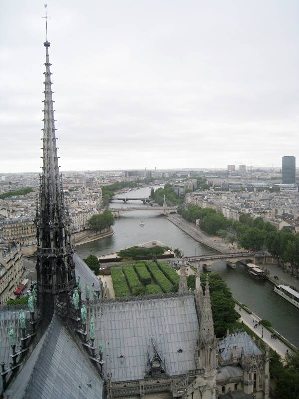 Notre Dame - vyhliadka na veži - strecha katedrály a Seina na druhej strane ...