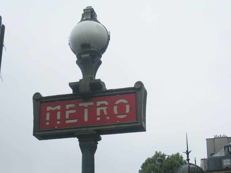 Aj to červené Metro je šedé v daždi ...