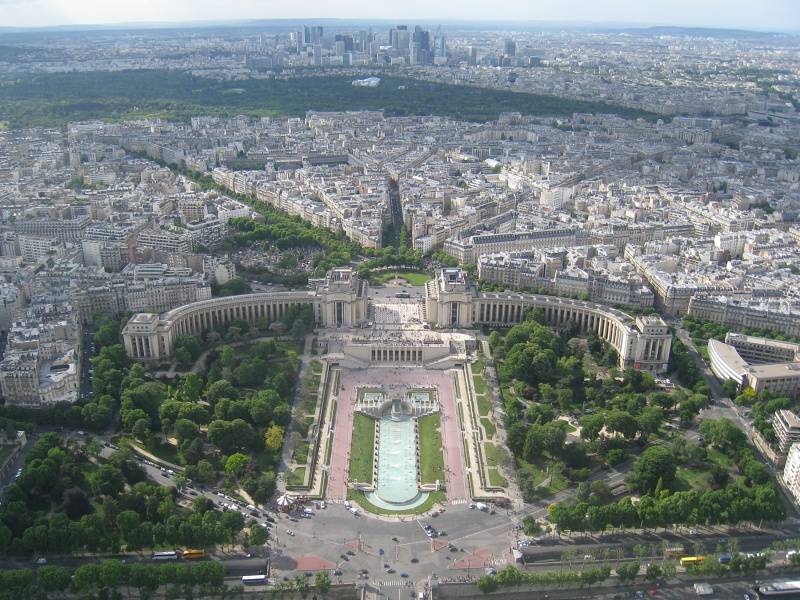 Vidím Trocadero a La Defense