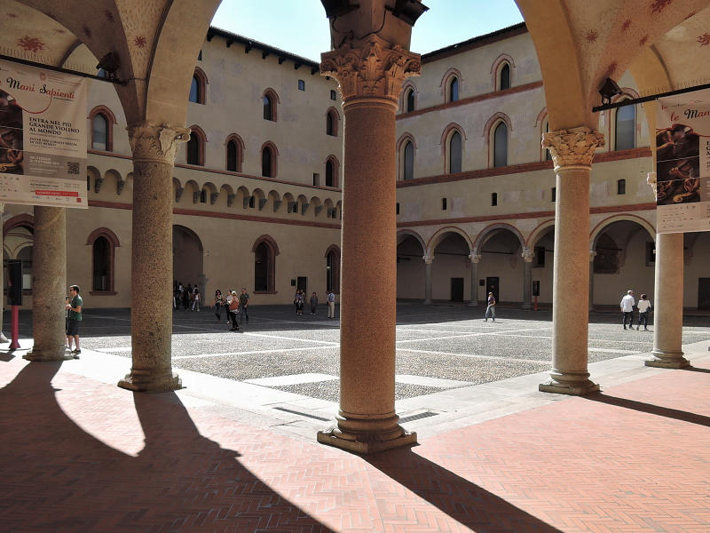 Castello Sforzesco - iné nádvorie