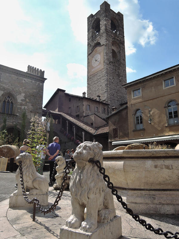 Mestská veža (Campanone Torre Civica) na Piazza Viecchia