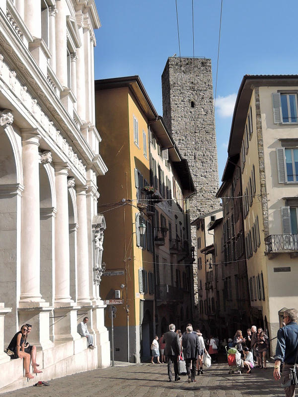 Torre di Gombito z Piazza Viecchia