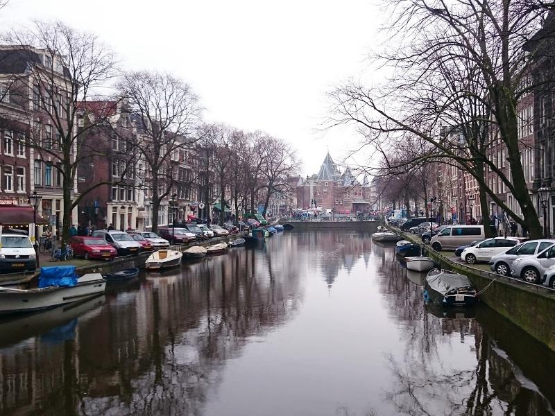 Nieuwmarkt s budovou Waag