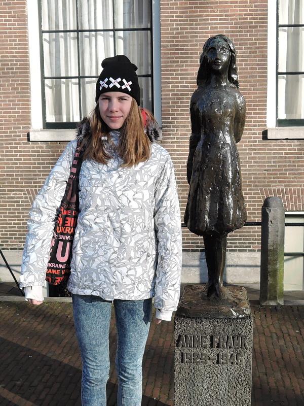 Anna Franková pred Westerkerkom