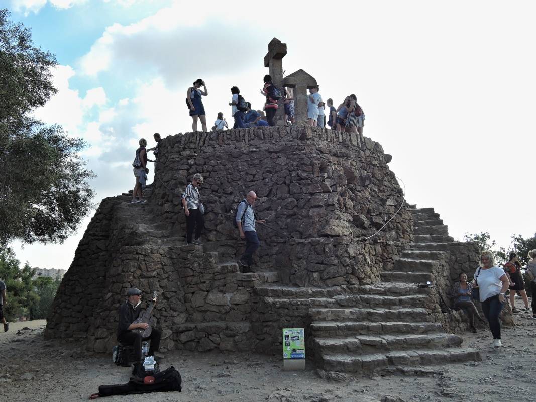 Park Güell - pyramída s krížmi