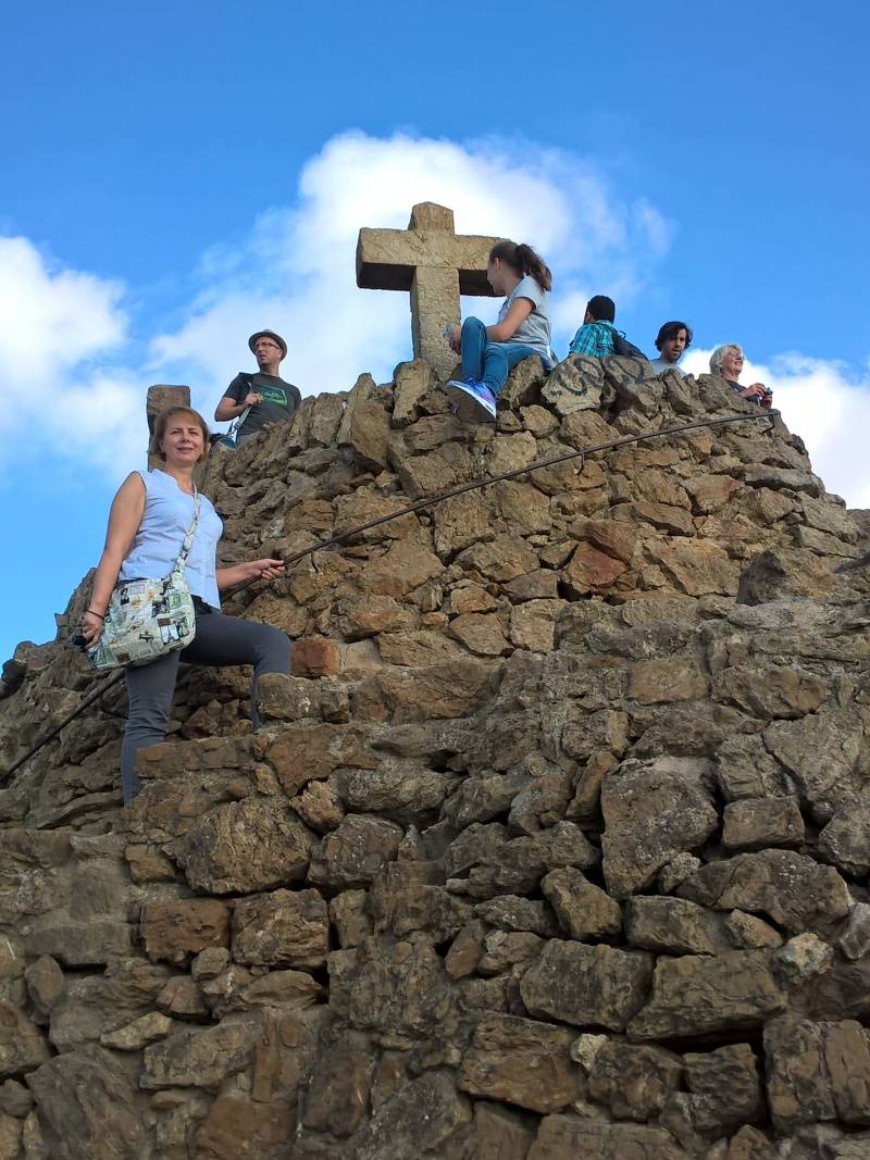 Park Güell - pyramída s krížmi