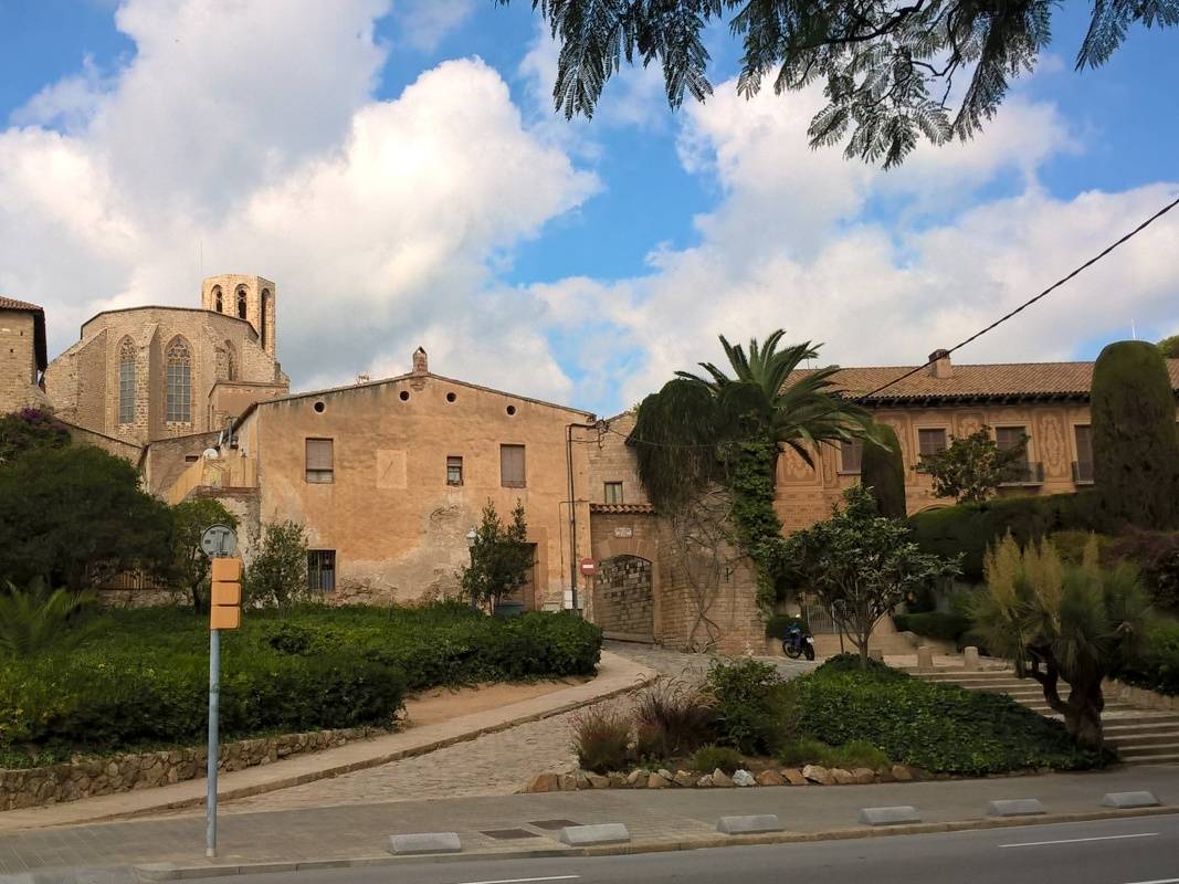 Kláštor Santa Maria de Pedralbes - podchod ku kláštoru